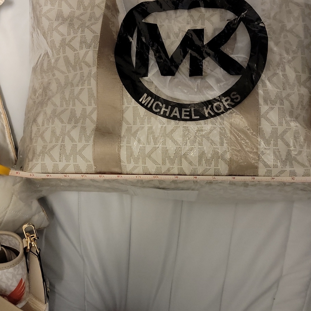 NWT MK Vanilla Jet Set Travel/weekender tote - Picture 6 of 8